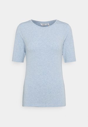 Lyseblå kortærmet bomuld T-shirt med rund halsudskæring, vist på en helt hvid baggrund.