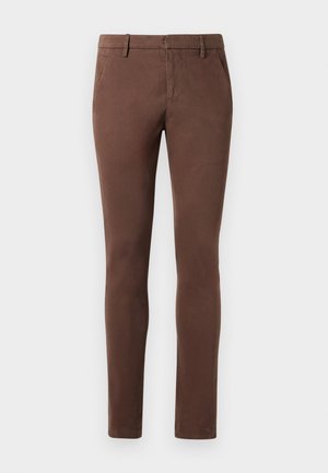 Pantaloni marroni slim fit realizzati in morbido cotone, con tasche frontali e una texture liscia caratterizzata da un design della cintura pulito.