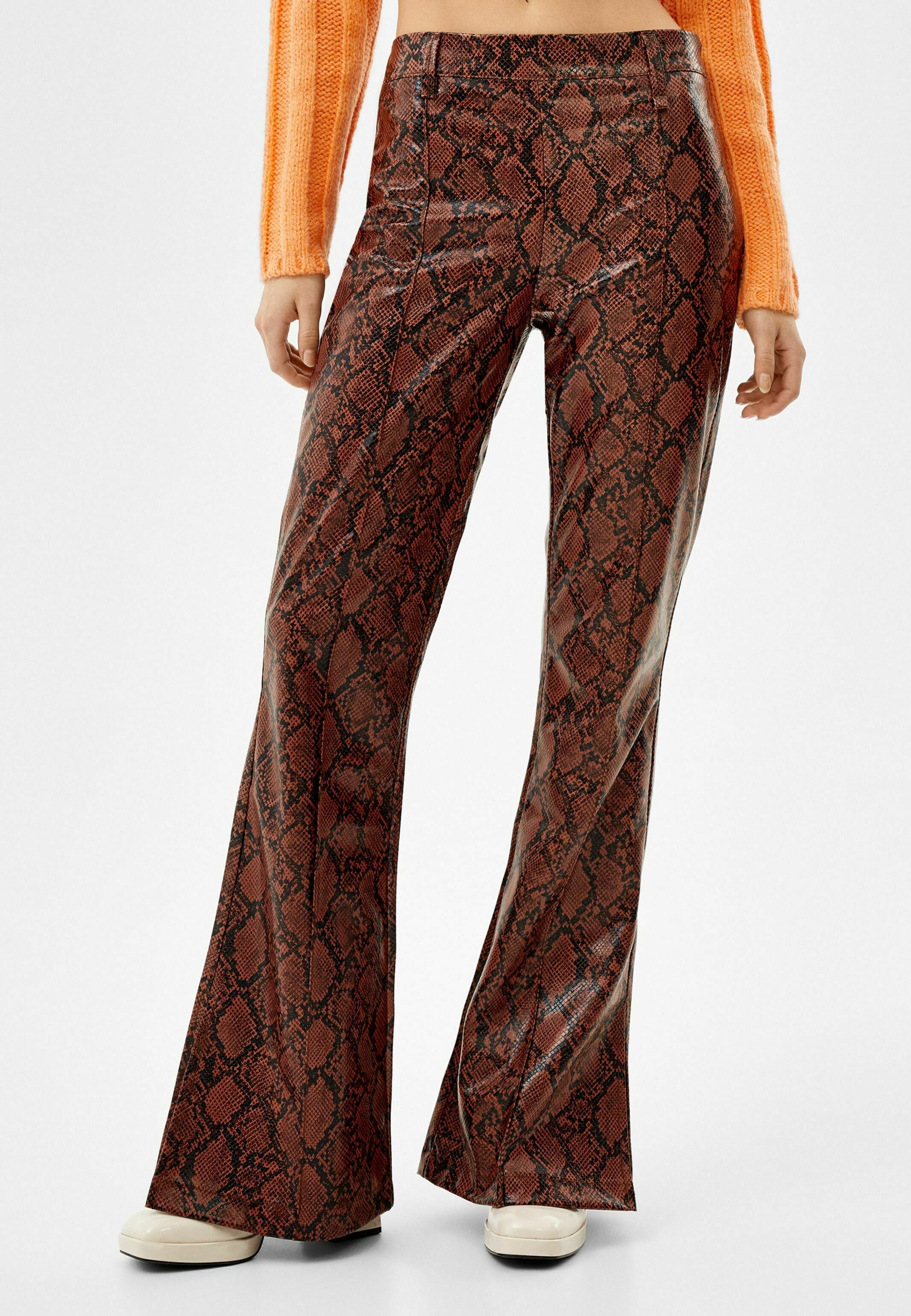 Bershka SNAKESKIN FLARED - Pantaloni - brown/marrone - Zalando.it