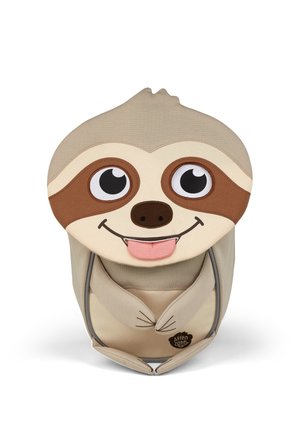 Beiger und brauner Kinderrucksack in Form eines lächelnden Faultiers mit großen Augen und herausgestreckter Zunge, Vorderpfoten verschränkt.