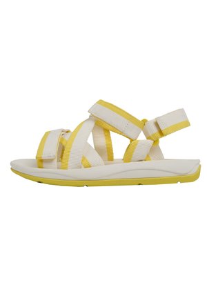 Sandalia de punta abierta con correas ajustables blancas y amarillas y suela amarilla, diseñada para uso casual y comodidad.
