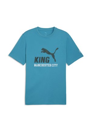 Blauw T-shirt met korte mouwen, zwart Puma-logo, vetgedrukte tekst "KING" en witte tekst "MANCHESTER CITY" voor in het midden.