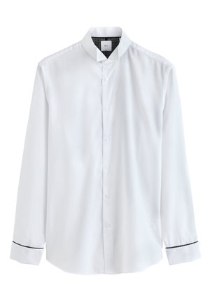 Weißes Herrenhemd mit langen Ärmeln, durchgehender Knopfleiste, schwarzem Muster im Innenkragen und dünner schwarzer Einfassung an den Manschetten.