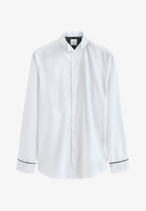 Chemise habillée blanche à manches longues pour homme avec boutons sur le devant, col intérieur à motif noir et fine bordure noire aux poignets.
