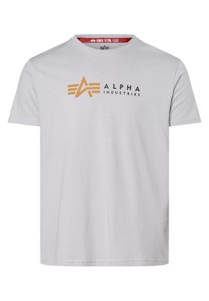 T-shirt grigio chiaro a maniche corte con logo Alpha Industries arancione e nero e testo centrati sul petto.