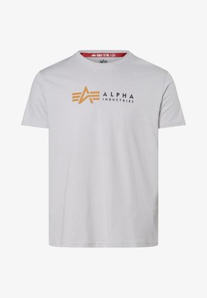 T-shirt grigio chiaro a maniche corte con logo Alpha Industries arancione e nero e testo centrati sul petto.