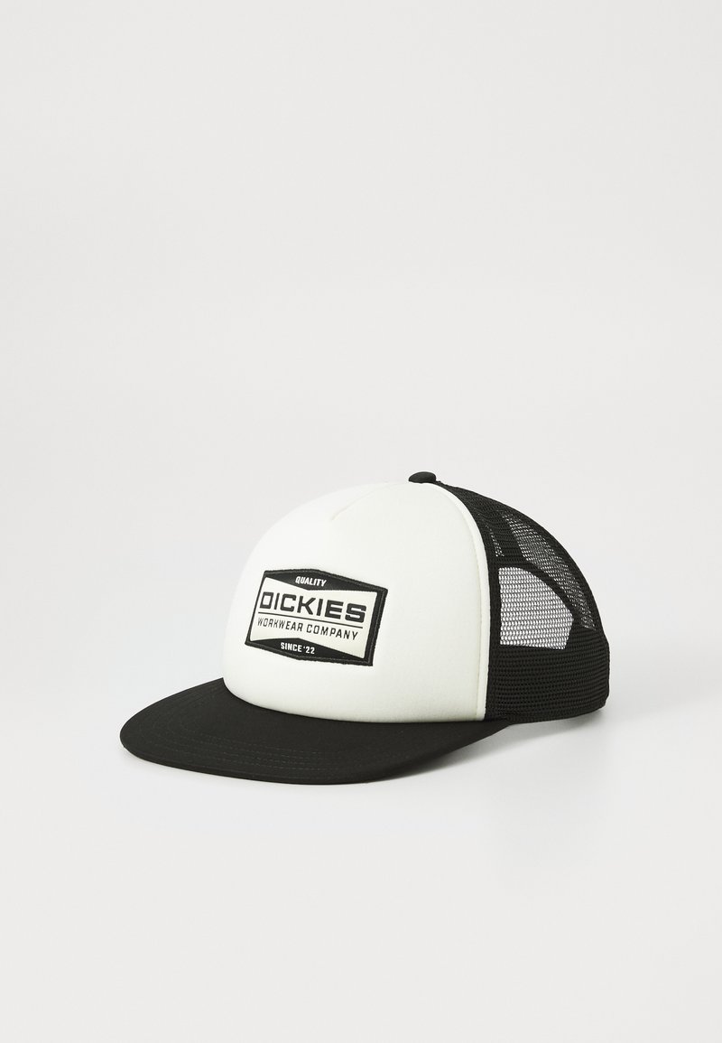 Gorra trucker en blanco y negro con un panel frontal sólido y parte trasera de malla. Presenta una etiqueta rectangular con el texto "DICKIES" y el año de establecimiento.