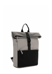 Grauer und schwarzer Rolltop-Rucksack aus glattem Stoff, mit einer vorderen Reißverschlusstasche und einem verstellbaren schwarzen Riemen.
