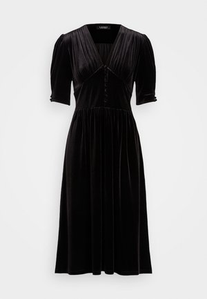 Zwarte fluwelen jurk met een diepe V-hals, korte pofmouwen, een geplooide taille en knoopdetails aan de voorkant. Gladde textuur en halflang.