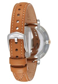 Bracelet en cuir marron avec surpiqûres blanches contrastées ; boucle en métal argenté avec logo "FOSSIL" ; cadran de montre rond avec verre transparent.