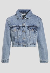 Veste en denim raccourcie de couleur bleu clair, avec deux poches poitrine, des boutons en métal et un col classique souligné de coutures visibles.