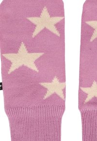 Różowe, dziane rękawiczki z kremowymi wzorami gwiazdek, ściągaczami i miękką teksturą. Każda rękawiczka ma przypiętą czarną metkę.