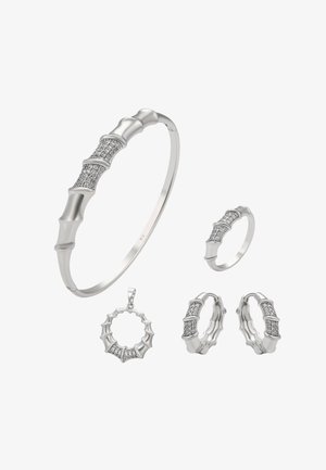 Sudraba rotu komplekts, kas sastāv no aproces, gredzeniem un auskariem ar bambusa līdzīgu dizainu. Akcenti ar caurredzamiem akmeņiem uz teksturētām virsmām.