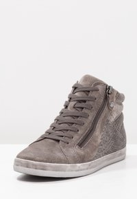 Šedé vysoké tenisky z semišového materiálu, s texturovaným vzorem hadí kůže, šněrováním vpředu a bočním zipem. Ploché gumové podrážky.