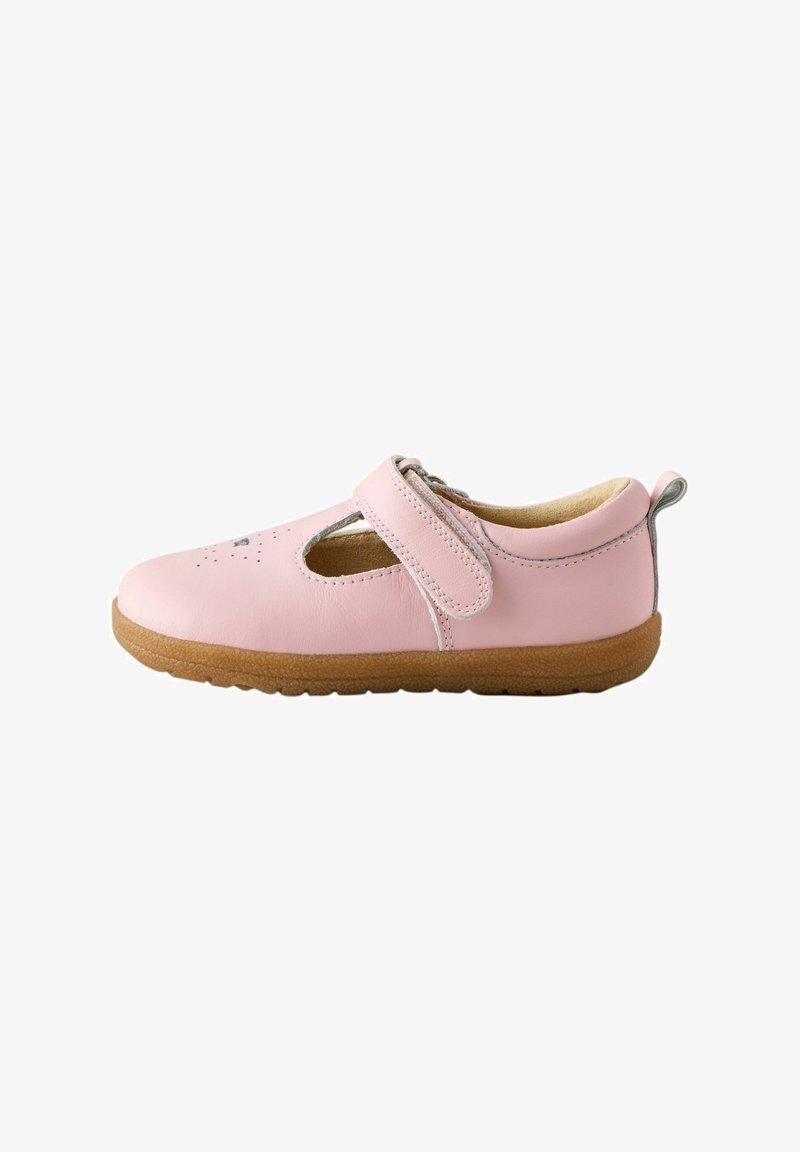 Zapato para niños de color rosa suave con suela de goma marrón, cierre de velcro y pequeño diseño perforado en forma de corazón en la parte superior.