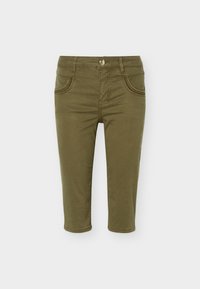 Παντελόνια cropped σε ελιά πράσινο με μπροστινές τσέπες, θηλιές για ζώνη, κούμπωμα με κουμπί και ραμμένες λεπτομέρειες στις τσέπες.