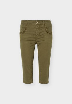 Pantalon court vert olive avec poches avant, passants pour ceinture, fermeture à boutons et détails cousus sur les poches.