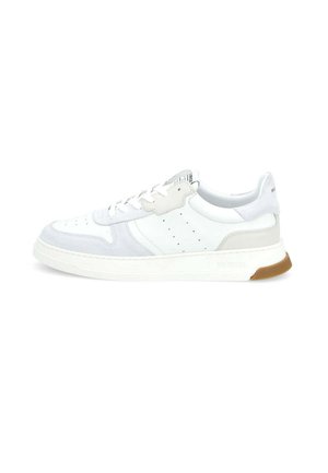 Basket blanche et gris clair avec un daim texturé et du cuir lisse. Présente des perforations, des lacets blancs et une semelle en caoutchouc beige.