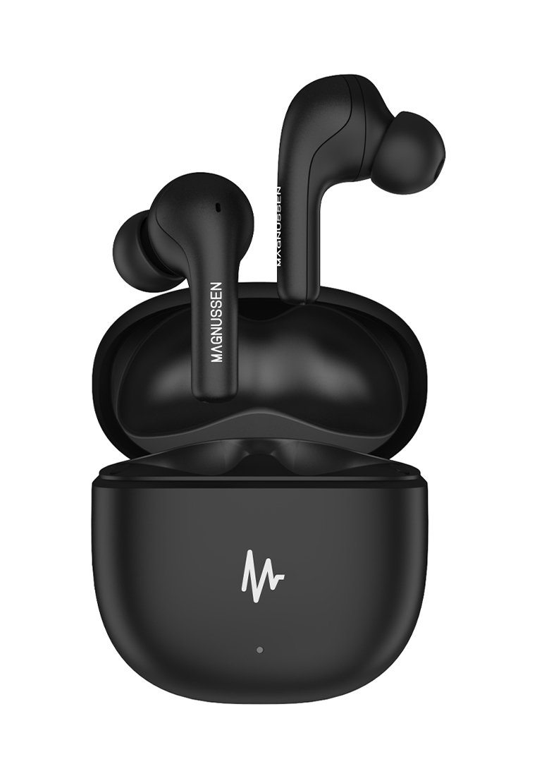 Drahtlose Ohrhörer in mattem Schwarz. Ergonomisches Design mit abgerundeten Spitzen, untergebracht in einem kompakten Ladecase. Minimalistisches Logo und Statusanzeige.