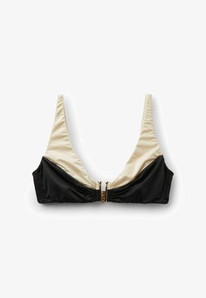 Dwukolorowy czarno-beżowy top od bikini z cienkimi ramiączkami i złotym zapięciem z przodu, ułożony płasko na białym tle.