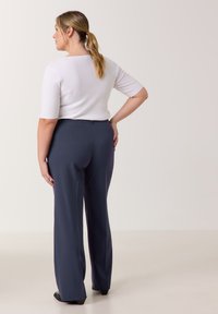 Samoon KOMBI GEPFLEGTE MIT WEITEM  CARLOTTA
 - Stoffhose - dark lake blue