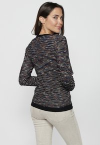 Pull en maille de couleurs sombres avec des fils multicolores, doté d'un col et de poignets côtelés noirs, au design ajusté et à la surface texturée.