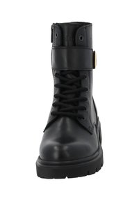 Botte en cuir noir à lacets avec semelle épaisse, sangle de cheville dotée d'une boucle dorée et col rembourré vue de face.