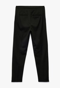 Zwarte op maat gemaakte broek van een gladde stof, met twee achterzakken, een vlakke voorkant en een slanke, fitted uitstraling.