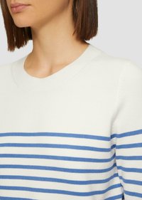 Weißer Pullover mit blauen horizontalen Streifen, runder Ausschnitt, gestrickte Textur und sichtbaren Nähten, mit Fokus auf Schulter- und obere Brustregion.