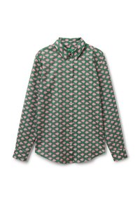 Camicia a maniche lunghe in tessuto verde con un motivo floreale rosa. Chiusura frontale con bottoni, colletto classico e orlo dritto. Texture morbida.