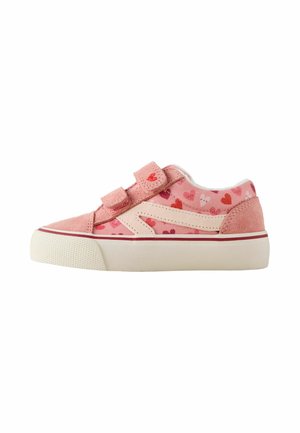 Rosa Kindersneaker mit Herzmustern, zwei Klettverschlüssen, cremefarbiger Sohle und rotem Rand, seitlich auf weißem Hintergrund gezeigt.