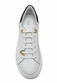 Zapatilla de cuero blanca con detalles en negro, punta redonda y cordones planos. Presenta ojales dorados y un detalle estampado cerca del lacado.