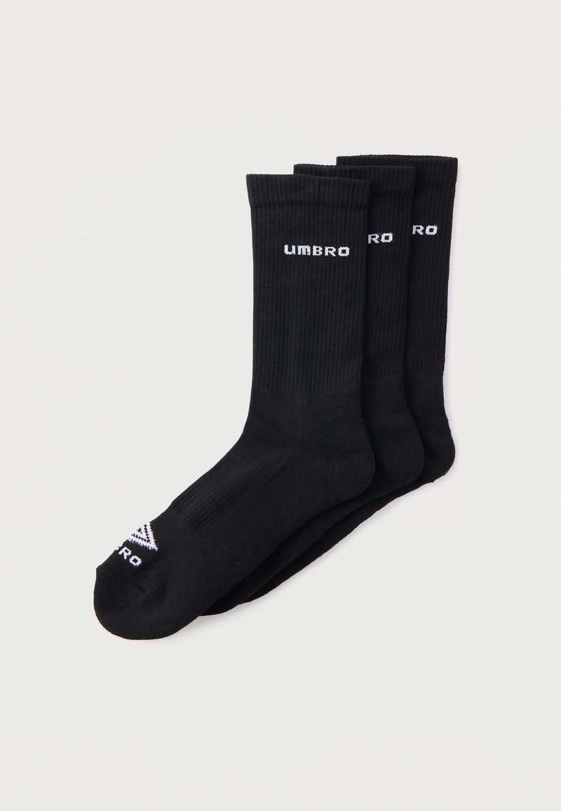 Calze di cotone nere con trama a coste e logo "Umbro" bianco. Progettate in una forma classica a metà polpaccio. Tre paia inclusi.