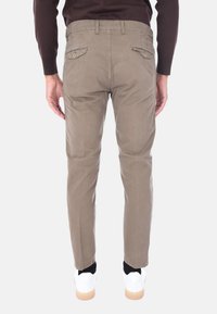 Pantaloni di colore marrone chiaro, design slim-fit, in tessuto di cotone, con due tasche posteriori con chiusura a bottone e orli arrotolati.