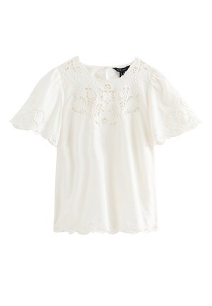 Witte blouse met korte mouwen met bloemrijke kantdetails bij de halslijn, mouwen en zoom, met een ronde hals en een knoopsluiting aan de achterkant.