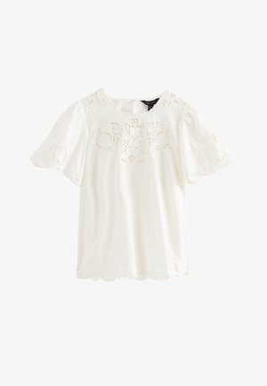 Witte blouse met korte mouwen met bloemrijke kantdetails bij de halslijn, mouwen en zoom, met een ronde hals en een knoopsluiting aan de achterkant.