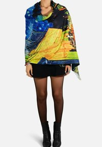 Châle coloré avec un design inspiré de Van Gogh, fabriqué en tissu doux. Il présente des teintes vibrantes de bleu, de jaune et de vert avec des bords frangés.