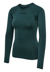 Langemouwen sporttop in donkergroen, gemaakt van rekbaar materiaal. Bevat textuuraccenten op de mouwen en een logo op de borst.