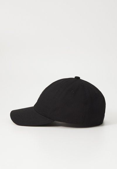 Casquette de baseball noire avec un bord courbé, en matériau textile, avec des accents brodés et des œillets de ventilation. Design simple et fonctionnel.