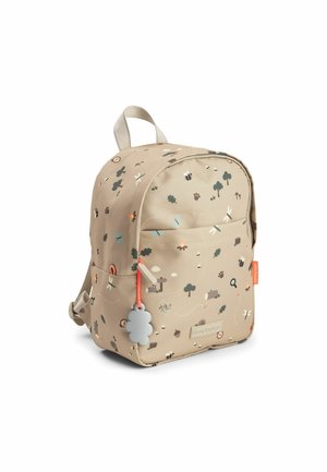 Mochila infantil beige con estampados de bosque y animales, bolsillo frontal, asa en forma de lazo, correas ajustables y llavero con forma de nube adjunto.