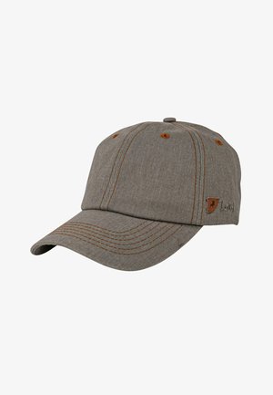 Gorra gris con visera curva, costuras naranjas contrastantes, seis orificios de ventilación y un pequeño parche con logo en el lateral.