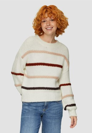 Witte trui met een textuur breiwerk met horizontale strepen in roze, roest en bruin. Geribbelde manchetten en zoom. G gedragen met blauwe jeans.