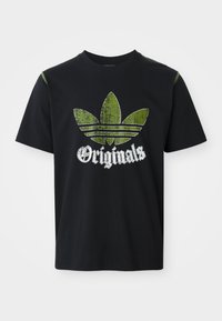 Fekete pamut póló, kopott zöld grafikával, három csíkkal és alatta a "Originals" felirattal fehér színben, kerek nyakkal és rövid ujjakkal.