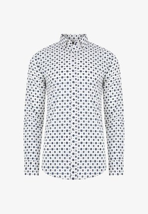 Biała koszula zapinana na guziki z niebieskimi wzorami geometrycznymi i kwiatowymi, z klasycznym kołnierzykiem i długimi rękawami.