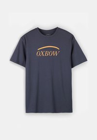 T-shirt bleu marine à manches courtes avec col rond et texte orange "OXBOW" ainsi qu'un logo en ligne courbée sur le devant.