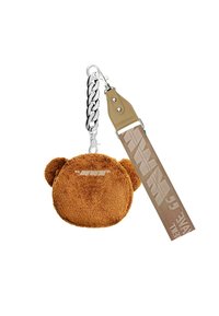 Llavero de oso de peluche marrón con cadena plateada, con orejas redondeadas y una correa impresa en tonos marrón y beige, que muestra la marca.