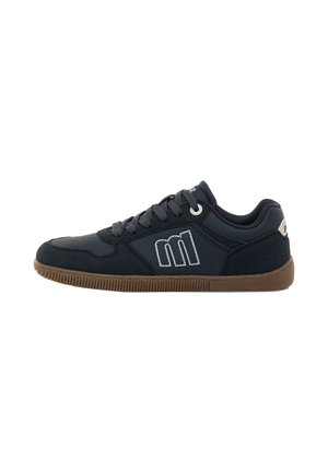 Sneaker nera con suola marrone, lacci neri e logo "m" bianco sul lato, mostrata di profilo su uno sfondo bianco.