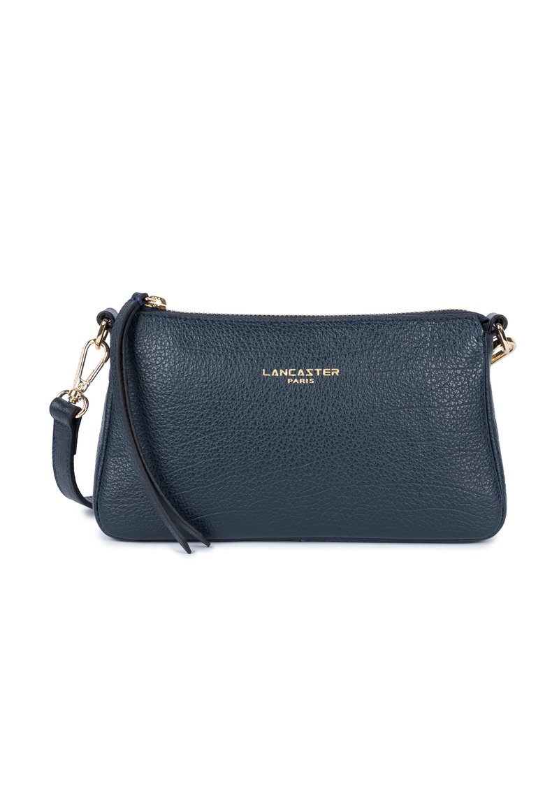 Borsa a tracolla in pelle blu con finitura testurizzata, hardware dorato, apertura con zip e tracolla rimovibile. Logo del marchio impresso sul davanti.