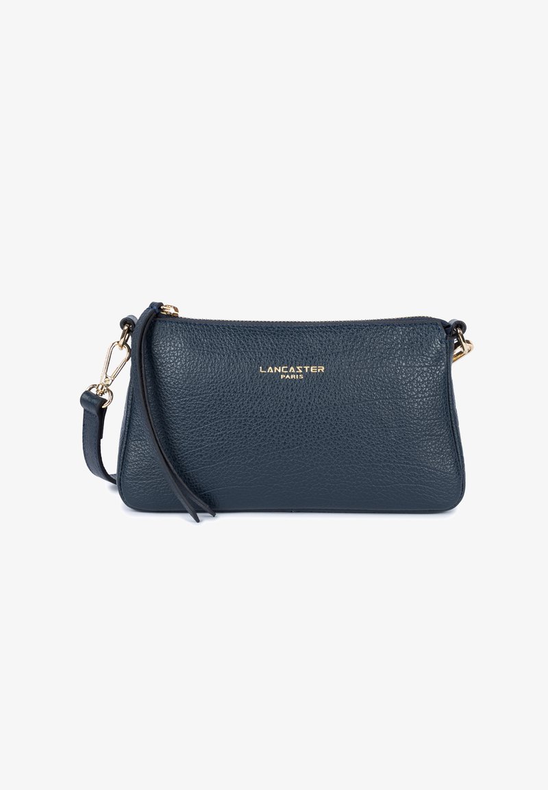 Borsa a tracolla in pelle blu con finitura testurizzata, hardware dorato, apertura con zip e tracolla rimovibile. Logo del marchio impresso sul davanti.