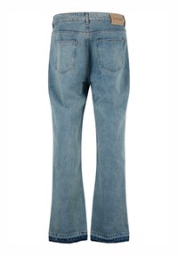 Jeans din denim bleu deschis cu picior evazat, având cinci buzunare, o etichetă din piele la talie și o margine brută la fund.